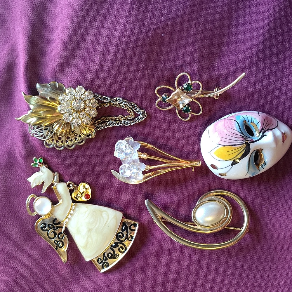 Set Of 6 Vintage Brooches